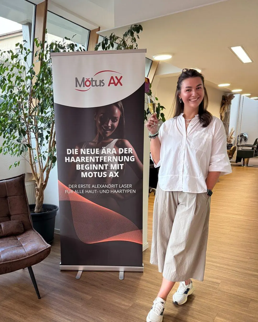 Yuliia Sorochenko mit dem Alexandritlaser DEKA Motus AX in Weinstadt